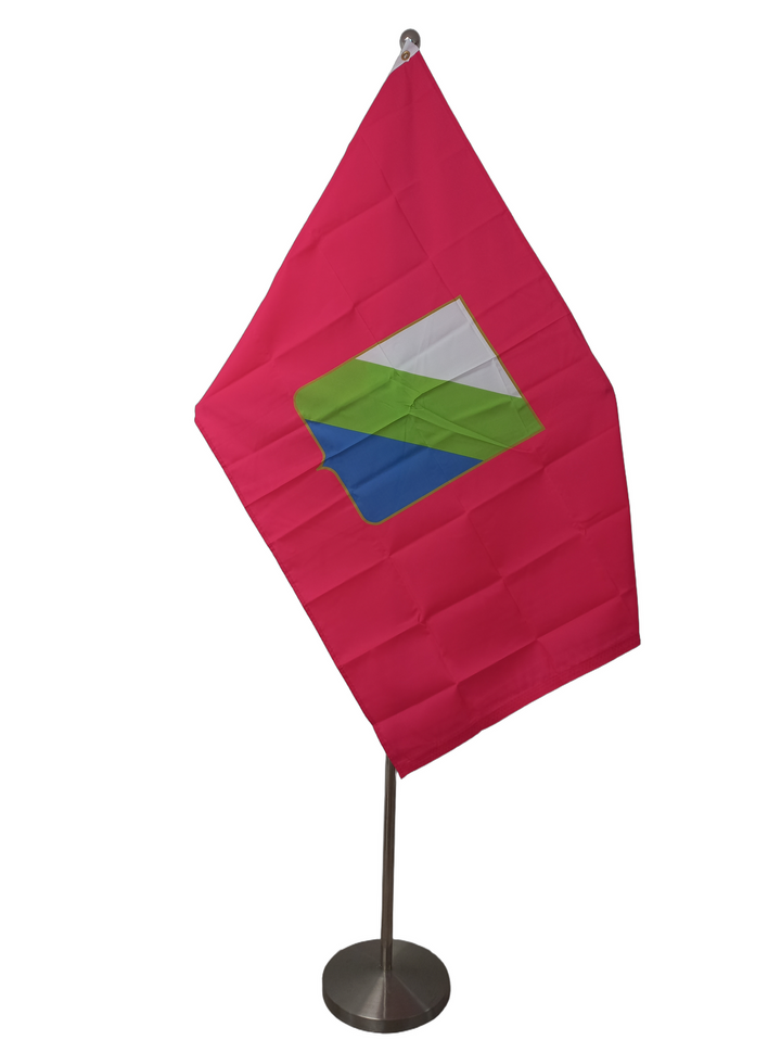 Flag of the Italian Region of Abruzzo on a ceremonial pole. Red background with a shield in the middle of the flag. The shield is white and blue with a thick green border separating them from bottom left to top right.